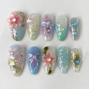 Unghie finte colorate primaverili con fiori, unghie finte dipinte a mano con fiori 3D personalizzati, unghie primaverili rosa, unghie finte da sogno