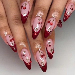 Luxus rote Kirschpresse auf den Nägeln, rote & rosa Mandelpresse auf Nägel, Kirsch-Acrylnagelkunst, künstliche Nägel, Kleber auf den Nägeln, Gelnagelkunst