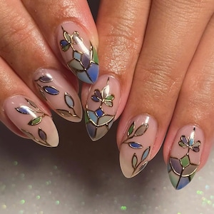 Stained Glass Press On Nails, Chic Floral Design Nail Art, Nature-Inspired Fake Nails, Gold Foil Garden Nail, Green Floral Transparent Nails