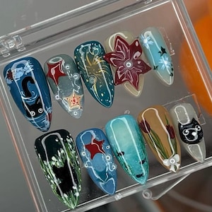 Uñas postizas Mystic Forest, set de uñas pintadas a mano con diseño de gato y constelación de dibujos animados, diseño de uñas inspirado en anime, uñas de cielo nocturno de cómic