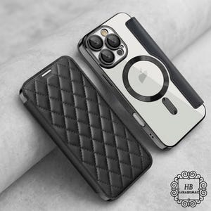 以下が含まれることがあります： 黒いキルティングレザーの携帯電話ケースとマグネット開閉、黒いレザーアクセントが付いた透明な携帯電話ケースの隣。 透明なケースは円形のMagSafeデザインです。 携帯電話ケースは、明るい灰色の表面にあります。