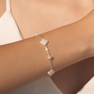 Mother of Pearl Clover Freshwater Pearl Bracelet, Clover Charm Bracelet, Dainty Bracelet, Pearl Bracelet, Mother's Day Gift,Bracelet for Her