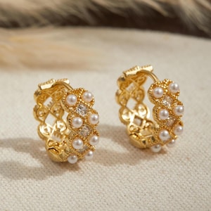 Minimalist Pearl Huggie Hoop Earrings,Gold Small Huggies,Bridal Earrings,Dainty Pearl Jewelry, Wedding Jewelry