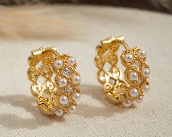 Minimalist Pearl Huggie Hoop Earrings,Gold Small Huggies,Bridal Earrings,Dainty Pearl Jewelry, Wedding Jewelry