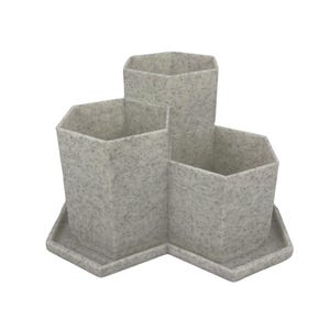Könnte beinhalten: Ein hellgrauer Schreibtisch-Organizer mit drei sechseckigen Fächern unterschiedlicher Höhe. Der Organizer besteht aus einem gesprenkelten, filzartigen Material und steht auf einer passenden Basis. Ideal zum Aufbewahren von Stiften, Bleistiften und anderen Büroartikeln.