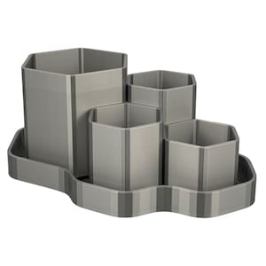 Könnte beinhalten: Ein grauer Schreibtisch-Organizer mit einer Tablettbasis und vier sechseckigen Fächern unterschiedlicher Größe. Der Organizer besteht aus einem soliden Material und hat ein modernes, minimalistisches Design. Die Fächer sind für Stifte, Bleistifte und andere Büroartikel konzipiert.