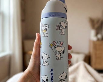 Borraccia blu ispirata a Snoopy dei Peanuts, bicchiere termico isolante in stile Owala con cannuccia, regalo carino per donne, riutilizzabile, senza BPA, a prova di perdite