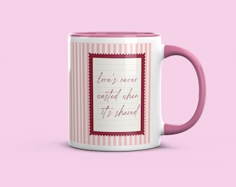 O amor nunca é desperdiçado quando é compartilhado - Frase inspirada em Olivia Dean - Caneca de cerâmica rosa de 325ml