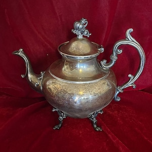 Rzadki zabytkowy antyk z lat 20. XX wieku, zestaw Eaton Silverplate Lily Of The Valley: czajnik, kawiarka, dzbanek do mleka - znaki probiercze - zmatowiony, bez uszkodzeń