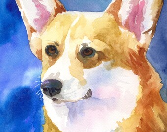 Op de afbeelding: Een aquarel van een Corgi-hond met een beige en witte vacht, puntige oren en donkerbruine ogen. De hond is afgebeeld tegen een levendige, diepblauwe achtergrond. De handtekening van de kunstenaar is zichtbaar in de linkerbenedenhoek.