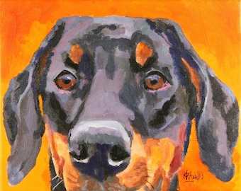 Könnte beinhalten: Ein Acrylgemälde auf Leinwand, das den Kopf eines schwarz-lohfarbenen Hundes mit braunen Augen vor einem leuchtend orangefarbenen Hintergrund zeigt. Der Pinselstrich ist sichtbar und die Signatur KRAJEWSKI befindet sich unten rechts.