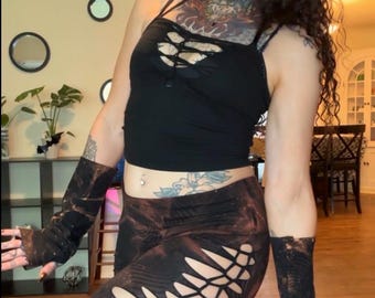 Conjunto de leggings tejidos con aberturas hechos a mano con guantes sin dedos, teñido anudado inverso, atuendo para festivales, ropa alternativa, pieza única.
