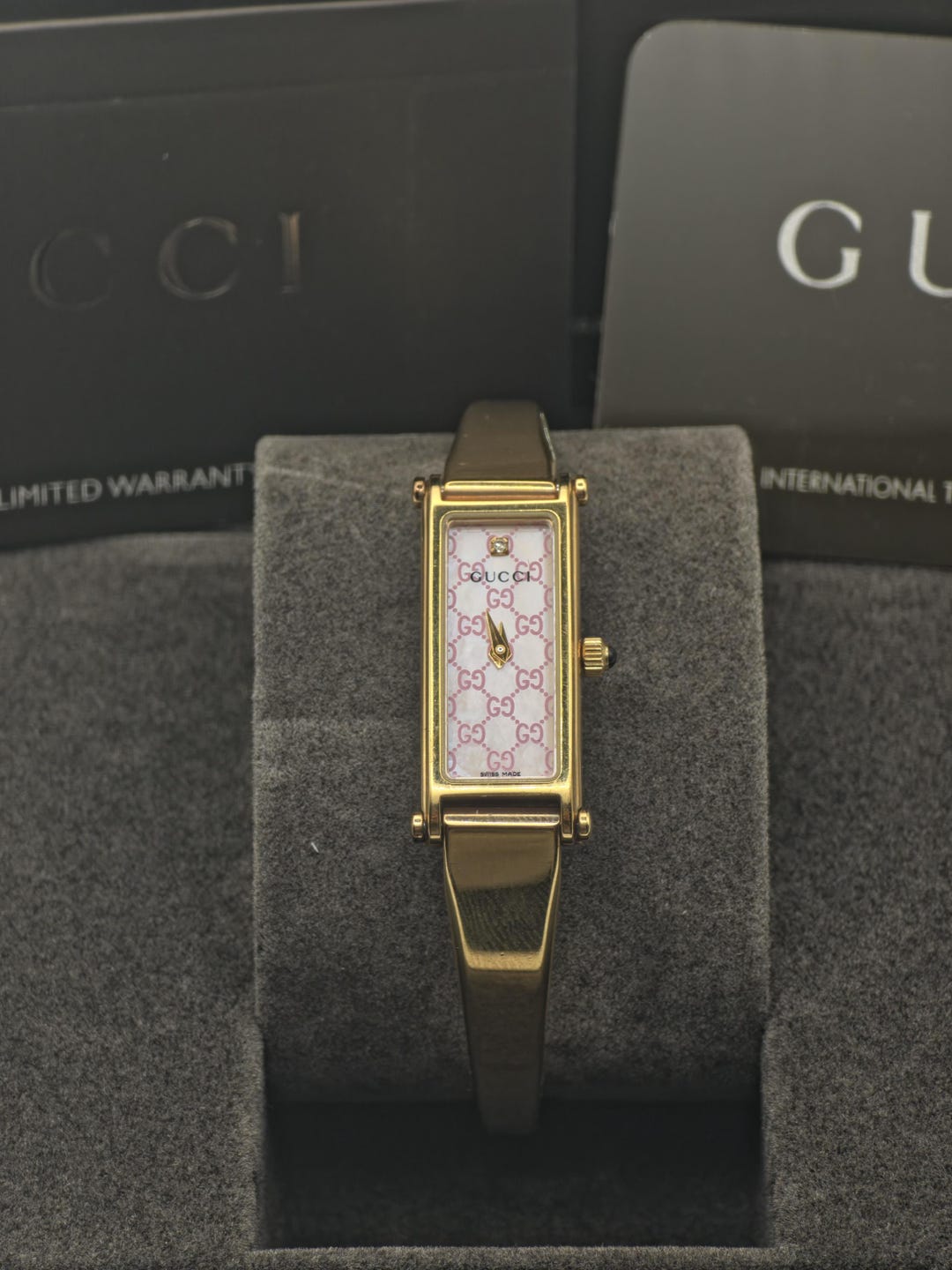 GUCCI ゴールド アナログ腕時計 1500L Gucci 1500L Women's Swiss Quartz Watch Gold Tone Pink GG Dial