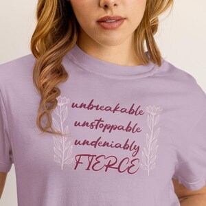 Camiseta con texto floral intenso, frase inspiradora, camiseta de colores reconfortantes