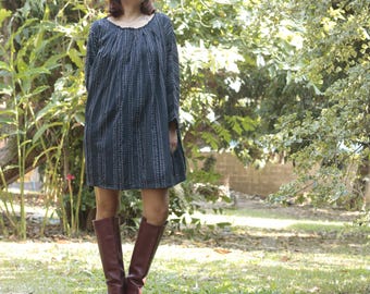 Vestido curto boho de algodão: costurado à mão, modelagem ampla.
