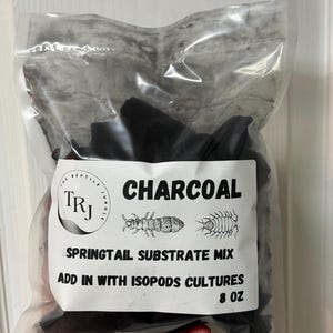 Peut inclure: Un sac en plastique transparent rempli de morceaux de charbon de bois noir. Le sac porte une étiquette blanche sur laquelle est inscrit "CHARCOAL SPRINGTAIL SUBSTRATE MIX ADD IN WITH ISOPODS CULTURES 8 OZ".