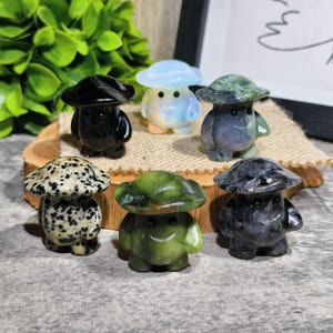 Hand geschnitzte Kristall Pilz Mann Figur: Heilstein Schnitzerei