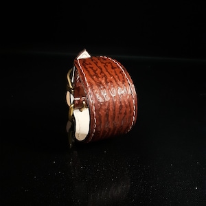 小型グレイハウンド用のシャークカラー、幅 3.5 cm。