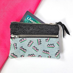 Porte-monnaie. Denim recyclé. Pochette à double fermeture éclair. Pochette en cuir. Années 80. Impression de Memphis. Porte-monnaie en jean. Porte-monnaie en cuir. uvres d'art originales.