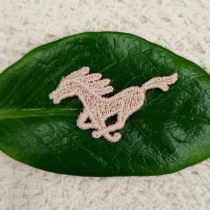Vintage Beige Racing Horses Appliqué Patch - Retro Embroidered Patch for Sewing Crafts and Clothing