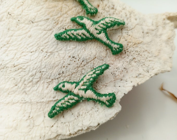 Vintage Flying Green Birds Appliqué - Whimsical Retro Elegance