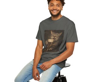 Skrattande tabbykatt som håller ölmugg T-shirt | Vintage pubkatt T-shirt