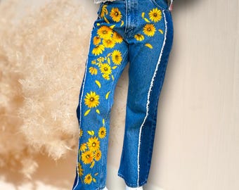 Jeans denim da donna con fiori dipinti a mano, jeans con margherite dipinte a mano, pantaloni denim dipinti a mano, pantaloni denim dipinti, arte indossabile