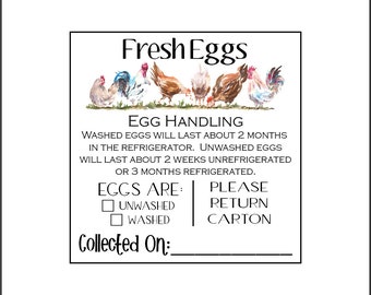 Könnte beinhalten: Ein weißes Schild mit schwarzem Text, auf dem "Fresh Eggs" steht. Das Schild hat oben eine Aquarell-Illustration von Hühnern. Das Schild enthält auch Anweisungen zum Umgang mit Eiern, einschließlich der Haltbarkeit im Kühlschrank, und eine Checkliste, ob die Eier gewaschen oder ungewaschen sind. Das Schild enthält auch einen Platz, um das Datum der Eiersammlung einzutragen.