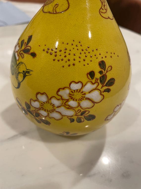 鳥と花のデザインが施されたヴィンテージの黄色の磁器の花瓶 高さ8.5