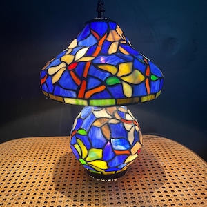 Lámpara de mesa de vitral con diseño floral azul vibrante