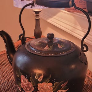 Bouilloire à thé noire vintage peinte à la main avec motif floral - Décoration de cuisine unique