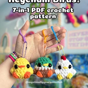 Op de afbeelding: Gehaakte vogel sleutelhangers in geel, groen en wit, elk met zwarte ogen en oranje snavels en poten. De afbeelding bevat de tekst "Keychain Birds! 7-in-1 PDF crochet pattern" en de Instagram-handle van de verkoper.