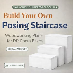 Könnte beinhalten: Rustikales Holzschild mit dem Text "Welcome to our home" in weißer Schrift. Das Schild hat eine Used-Optik und ein schlichtes, einladendes Design für den Eingangsbereich.