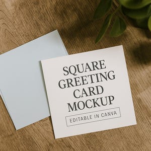 Peut inclure: Maquette de carte de vœux carrée avec le texte "SQUARE GREETING CARD MOCKUP" et "EDITABLE IN CANVA" en noir. Une enveloppe bleu clair est à côté de la carte. Les éléments sont sur une surface en bois.