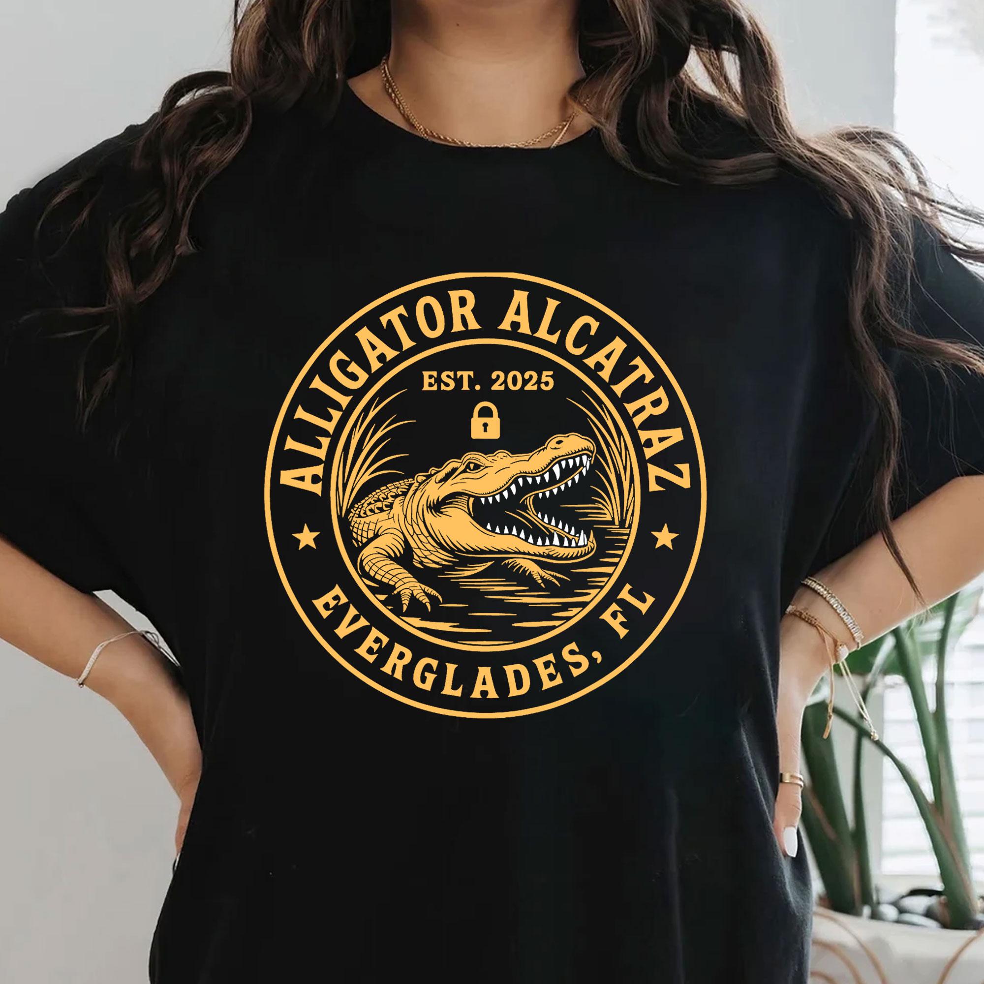 Alligator Alcatraz PNG, lustiges Meme Florida Everglades Png, lustiger Alligator Alcatraz Png, Alcatraz Parodie Png, lustiger Florida Everglades Png