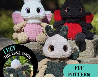 Puede incluir: Tres peluches de ganchillo con forma de polilla luna en varios colores. Uno es blanco y rosa, otro negro y rojo, y el tercero gris y verde. Los peluches tienen ojos grandes y redondos y alas detalladas. La imagen también incluye un gráfico que dice "LUCY THE LUNA MOTH" y "PDF PATTERN".