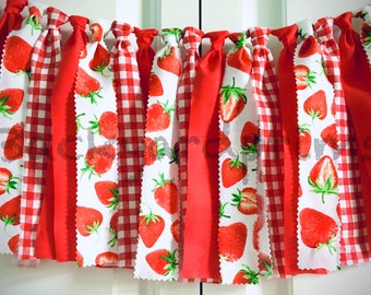 Guirlande en tissu aux fraises - Sweet Berry - cadeau de baby shower - décoration d'anniversaire - accessoire photo - tea party - décoration de cheminée - 1er anniversaire