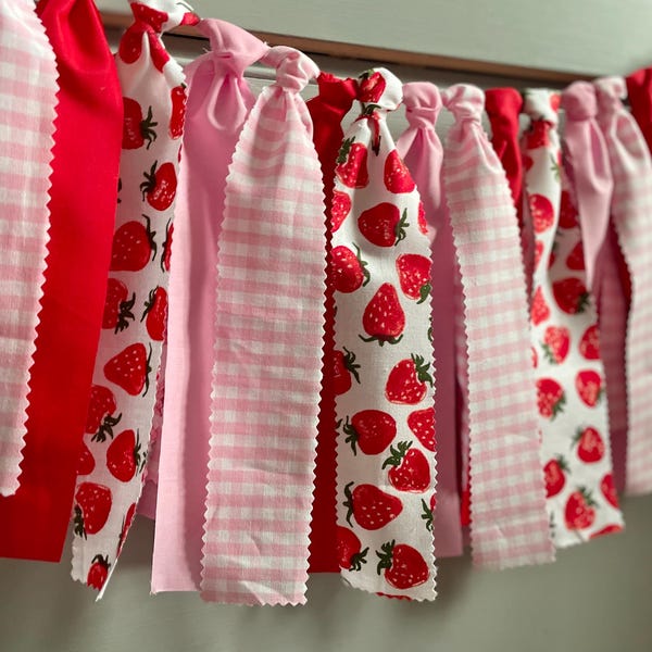 Guirnalda de tela de fresas: Decoración para fiestas con estampado de cuadros rojos y rosas