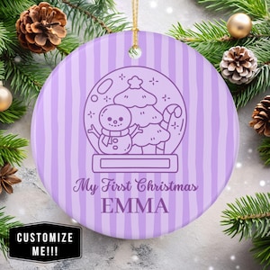 Adorno de cerámica con forma de globo de nieve con diseño de muñeco de nieve de rayas moradas para la primera Navidad de tu bebé.