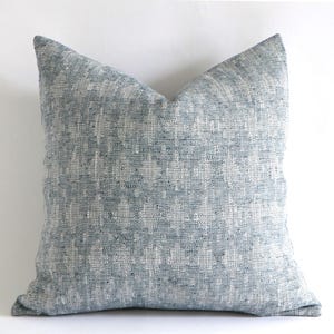 Housse de coussin tissée chambray, coussin jacquard tissé de créateur chic, taie d'oreiller tissée bleu orageux 18 20 22, coussin décoratif ikat moderne
