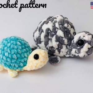 Peut inclure: Deux jouets amigurumi en forme de tortue au crochet. L'un est bleu et blanc, l'autre est gris et blanc. Patron de crochet PDF inclus.