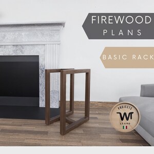 Op de afbeelding: Een houten houtrek met een eenvoudig ontwerp. Het rek is gemaakt van donkerbruin hout en heeft een rechthoekige vorm. Het rek staat op een houten vloer voor een open haard. De tekst "FIREWOOD PLANS BASIC RACK" is zichtbaar in de afbeelding.