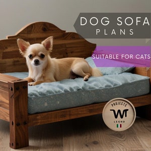 Può includere: Un divano in legno per cani con una finitura marrone chiaro. Un piccolo chihuahua è sdraiato sul divano. Il divano ha una testata rialzata e un letto imbottito. Il testo "DOG SOFA PLANS" e "SUITABLE FOR CATS" è visualizzato sopra il divano. Un logo per "Projects with Wood" è visualizzato nell'angolo in basso a destra dell'immagine.