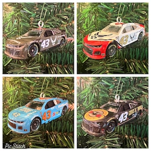Puede incluir: Cuatro adornos navideños con forma de coches de carreras. Los coches están decorados con diferentes temas, incluyendo la Fuerza Aérea de los Estados Unidos, Focus Factor, Guns N' Roses y un diseño en negro y rojo. Cada coche tiene el número 43 en el lateral.