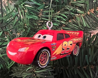 ¡Adorno navideño del coche de carreras Lightning McQueen de Cars! ¡Diseño Rusteze actualizado! ¡Con tu compra apoyas los programas de educación física y deportes!