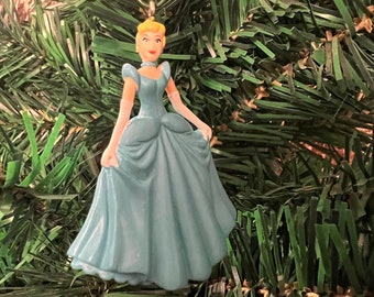 ¡Adorno navideño de Cenicienta de Disney! ¡Su compra beneficia a programas de educación física y deportes!