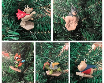 ¡Juego de 5 adornos navideños de Super Mascotas! ¡Su compra beneficia a programas de Educación Física y Deportes!
