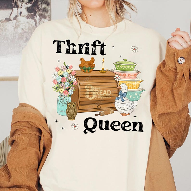 Op de afbeelding: Een witte keramische mok met een zwart handvat en de tekst "But First, Coffee" in een zwarte, handgeschreven lettertype. De mok staat op een wit oppervlak.