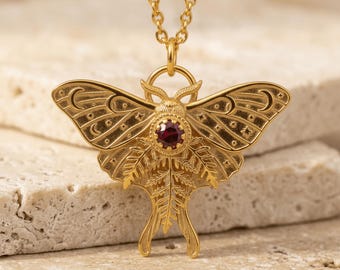 Collana con ciondolo a forma di falena lunare in argento sterling, pietra preziosa granata, felce in vermeil d'oro, catena ossidata