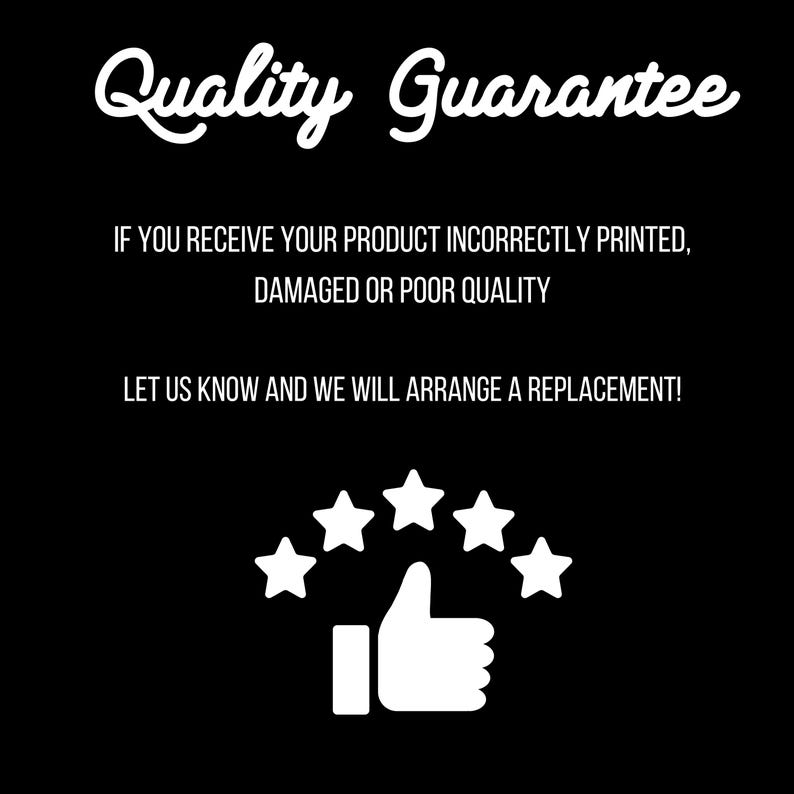 Pu&ograve; includere: Testo bianco su sfondo nero che recita "Quality Guarantee". Sotto il testo c'&egrave; una dichiarazione sulla ricezione di un prodotto stampato in modo errato, danneggiato o di scarsa qualit&agrave;. La dichiarazione incoraggia il cliente a informare il venditore in modo che possa organizzare una sostituzione. Cinque stelle bianche sono disposte a semicerchio sopra un'icona di pollice in su bianca.